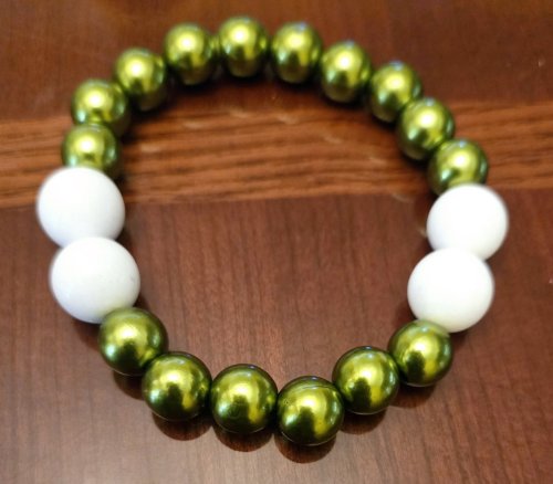 Green and White Pearl Bracelet 